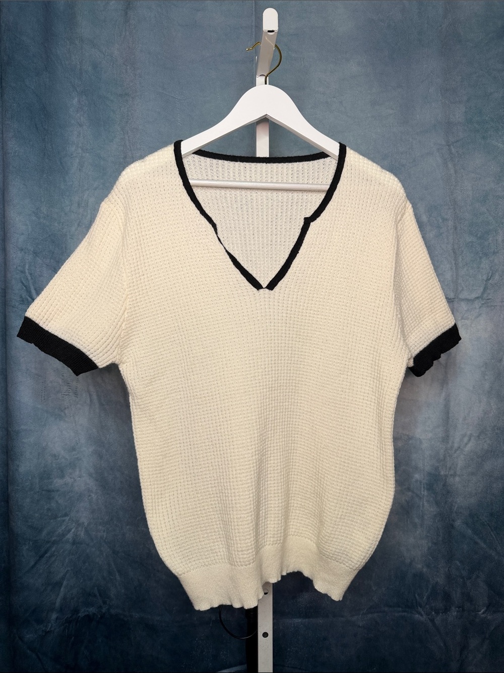Men's Cream V-Neck Short-Sleeve Knit Sweater with Black Trim Size Large